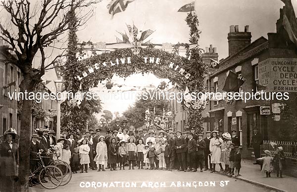 Abingdon_Street_Coronation_Arch