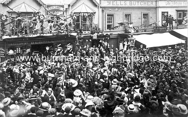 Victoria_Street_Big_Crowd