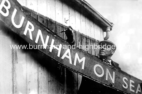 Burnham_Station_Removing_the_Sign